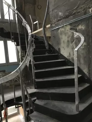 Cette image représente un escalier métallique hélicoïdale que l'entreprise Deroux Dauphin Stuc et Staff va habiller en plâtre