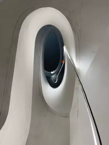 Cette image montre la paillasse d'une escalier hélicoïdale métallique réaliser en staff et plâtre