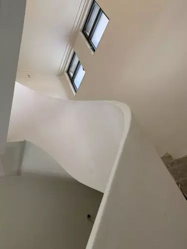 Cette image représente un garde corps d'escalier en staff plâtre 