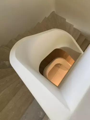 Cette image nous montre le travail réalisé par les équipes Deroux Dauphin pour la réalisation d'un garde corps en staff sur un escalier béton