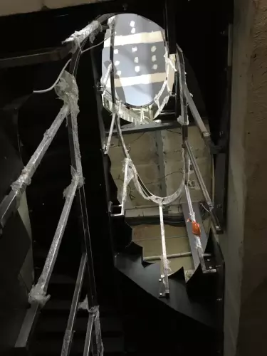 Cette image représente la vue de dessous d'un escalier métallique hélicoïdale que l'entreprise Deroux Dauphin Stuc et Staff va habiller en plâtre et nergalto