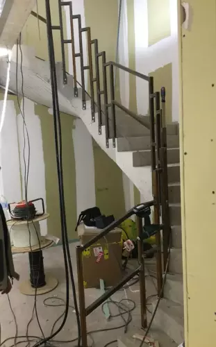 Cette image représente un garde corps d'escalier en acier avant de recevoir un habillage en staff platre à Lyon