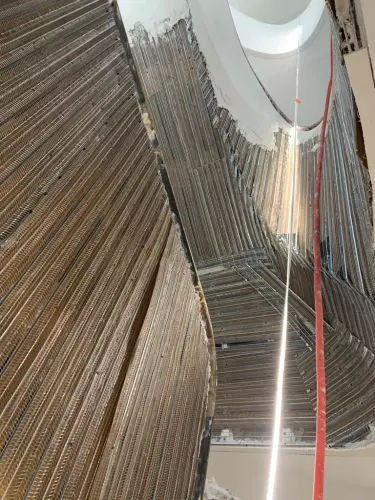 Cette image montre la mise en oeuvre d'un support métallique de type Nergalto avant la mise en forme d'un platre traditionnel