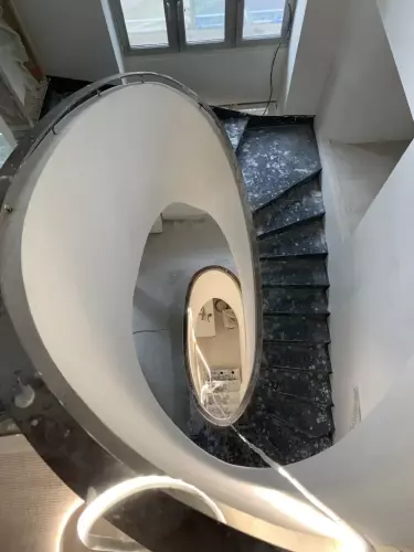 Cette image représente la réalisation d'un garde corps d'escalier hélicoïdale en plâtre traditionnel